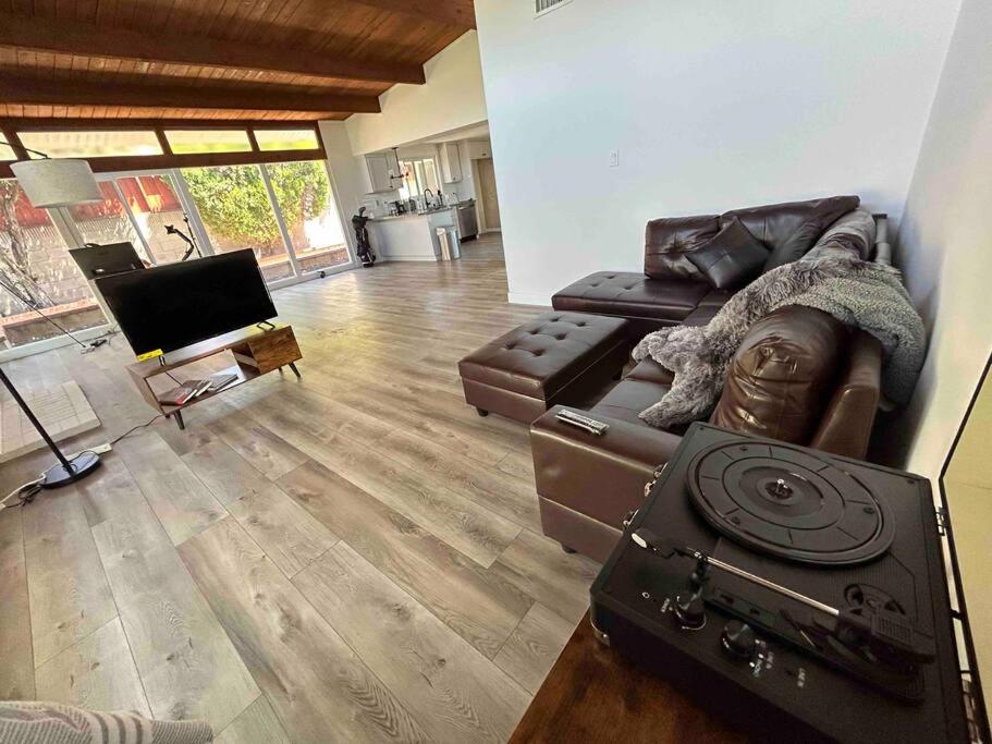 Newly Remodeled 1500sqft Family House City Center view 4