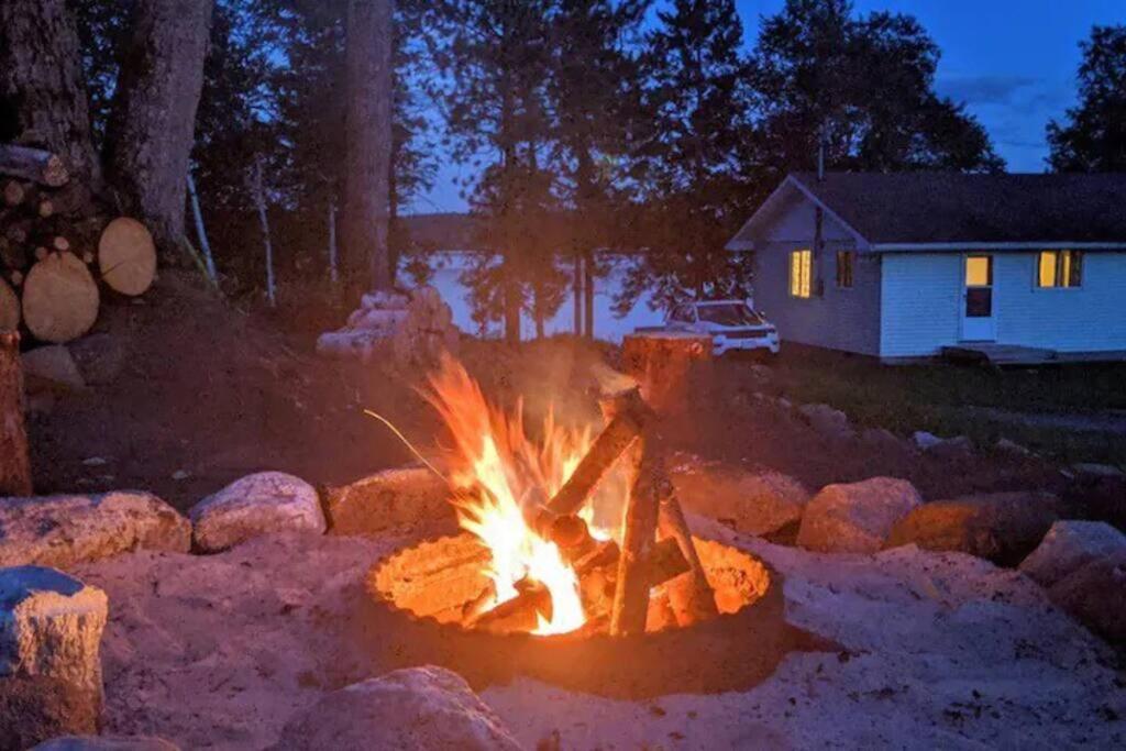 Outstanding Beachfront Cedars Cottage on Wolfe Lake