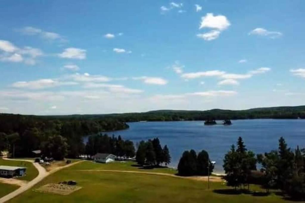 Outstanding Beachfront Cedars Cottage on Wolfe Lake