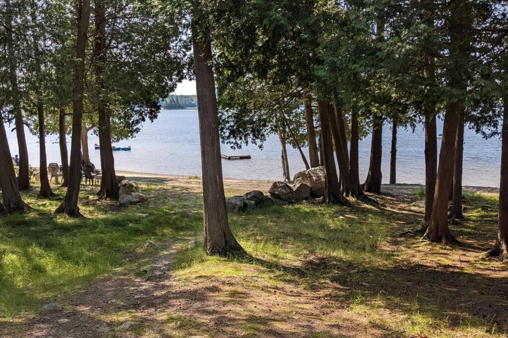 Outstanding Beachfront Cedars Cottage on Wolfe Lake