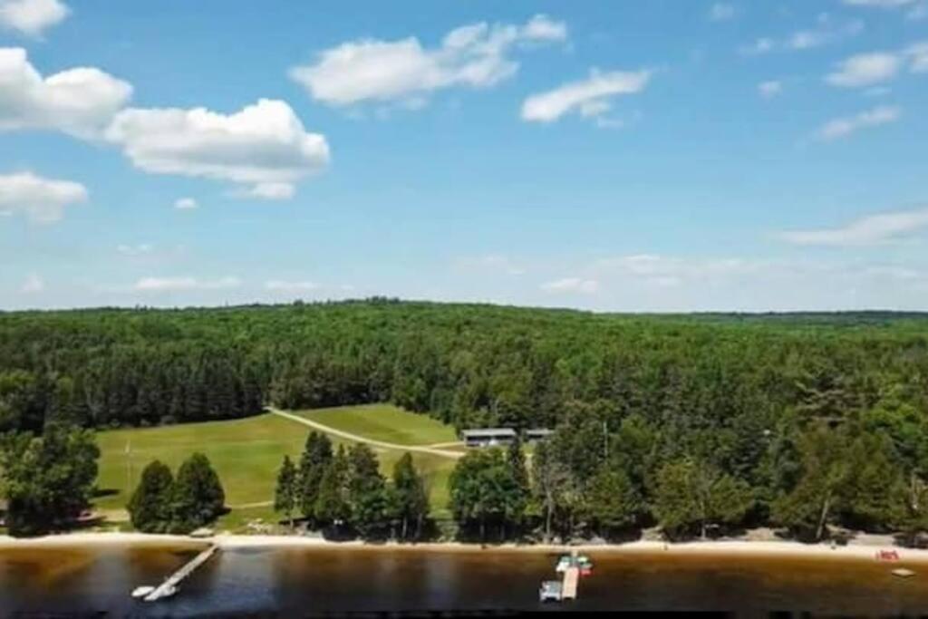 Outstanding Beachfront Cedars Cottage on Wolfe Lake