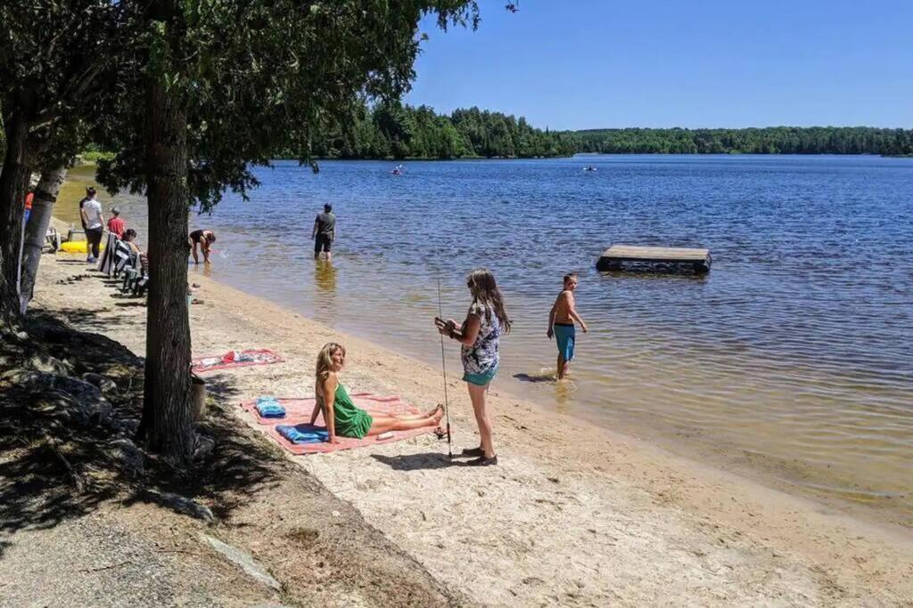 Outstanding Beachfront Cedars Cottage on Wolfe Lake