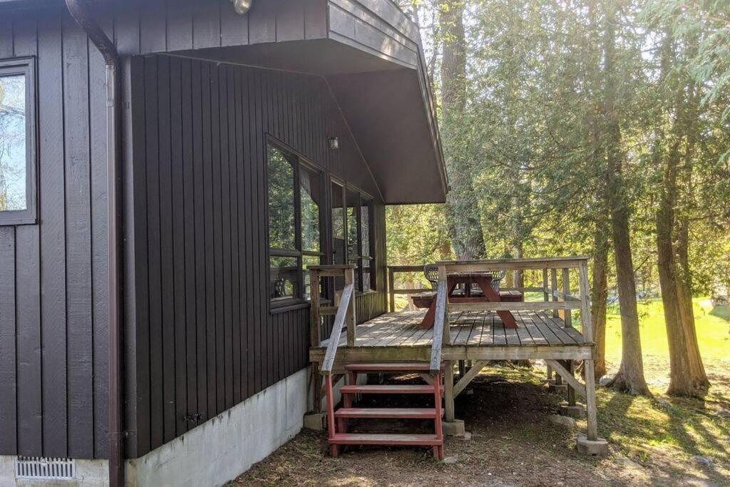 Outstanding Beachfront Cedars Cottage on Wolfe Lake