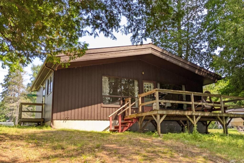 Outstanding Beachfront Cedars Cottage on Wolfe Lake