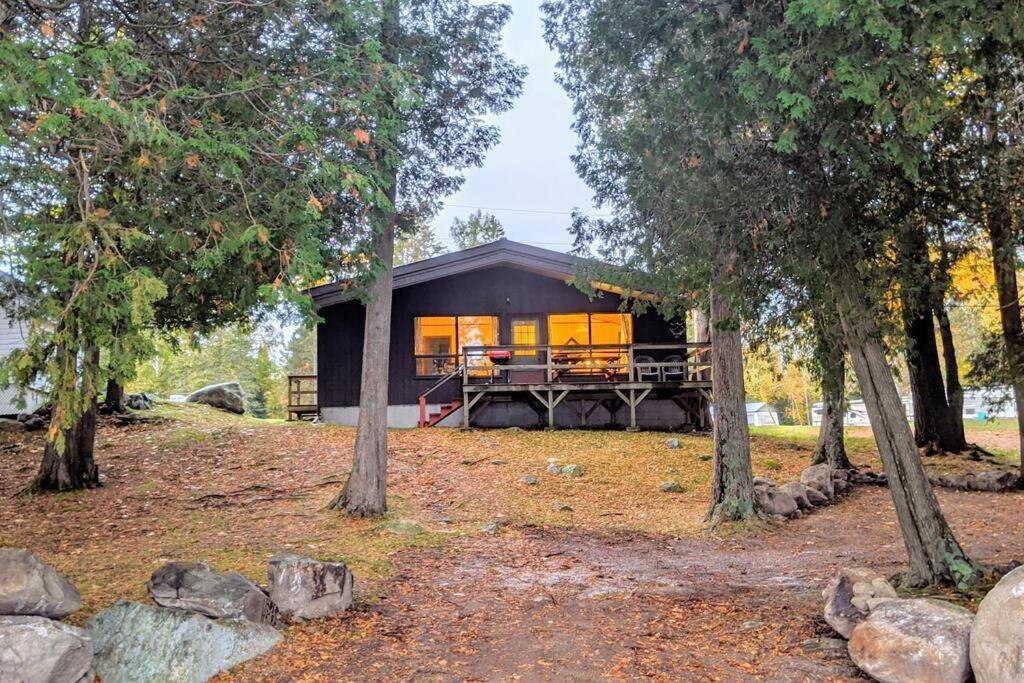 Outstanding Beachfront Cedars Cottage on Wolfe Lake