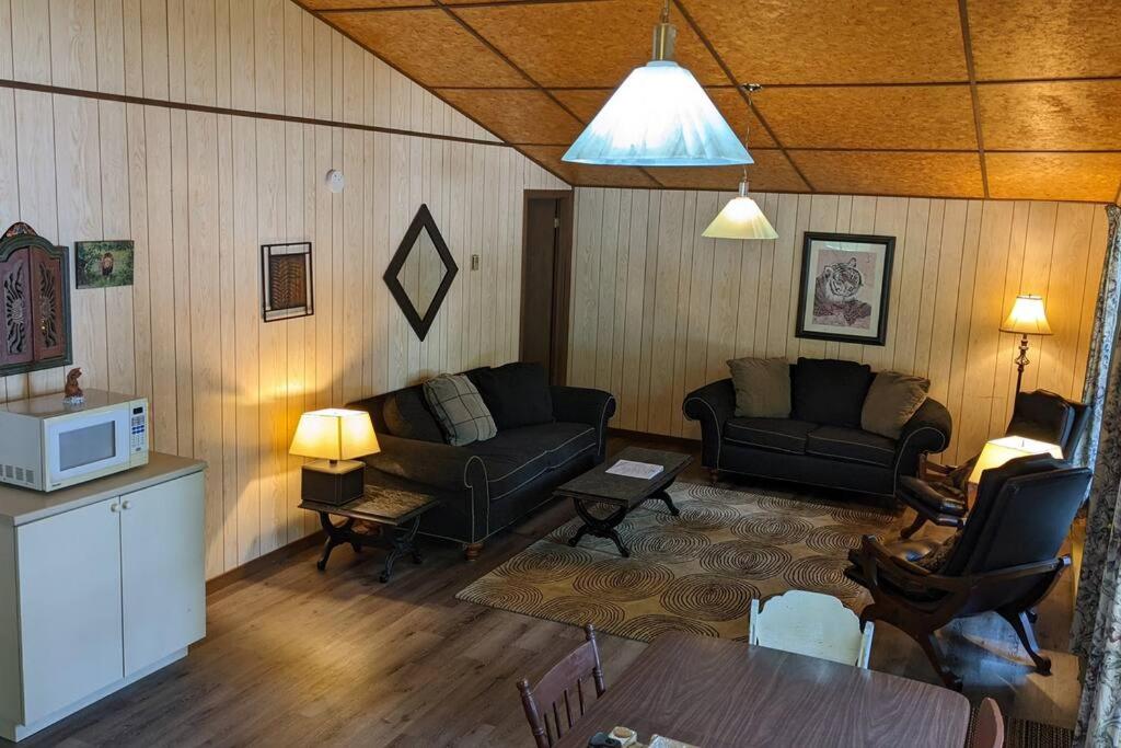 Outstanding Beachfront Cedars Cottage on Wolfe Lake