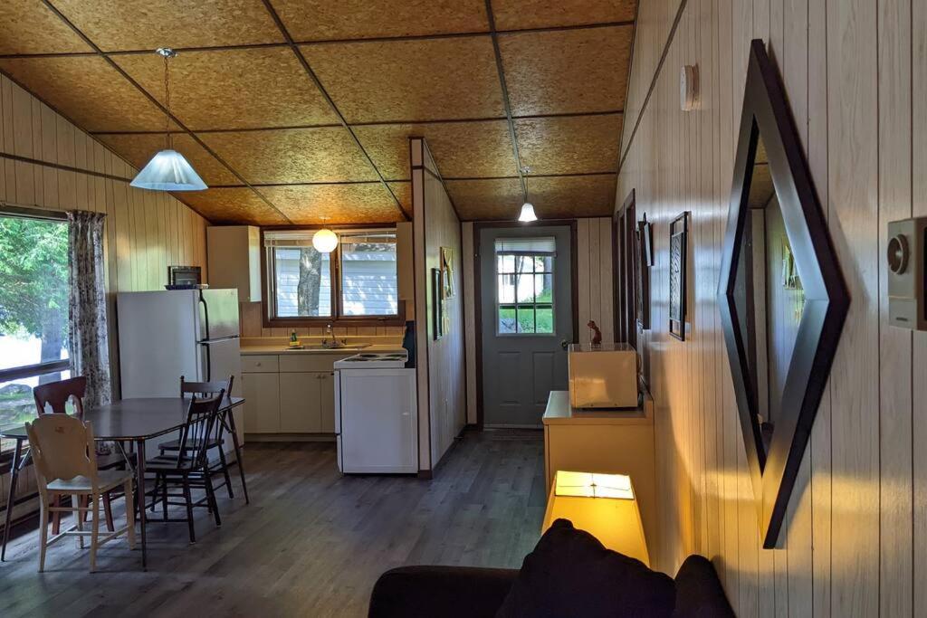 Outstanding Beachfront Cedars Cottage on Wolfe Lake