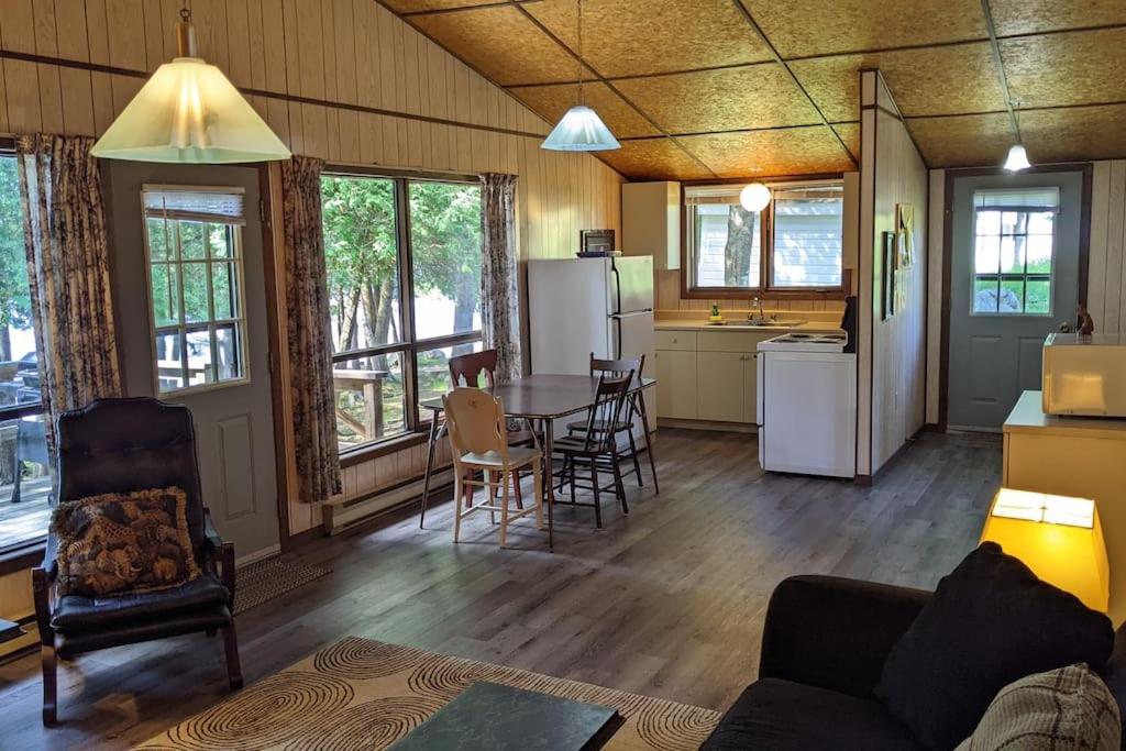 Outstanding Beachfront Cedars Cottage on Wolfe Lake