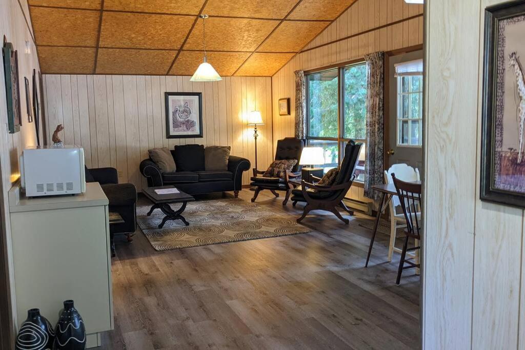 Outstanding Beachfront Cedars Cottage on Wolfe Lake