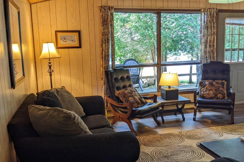 Outstanding Beachfront Cedars Cottage on Wolfe Lake