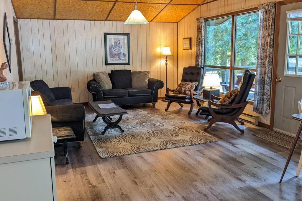 Outstanding Beachfront Cedars Cottage on Wolfe Lake