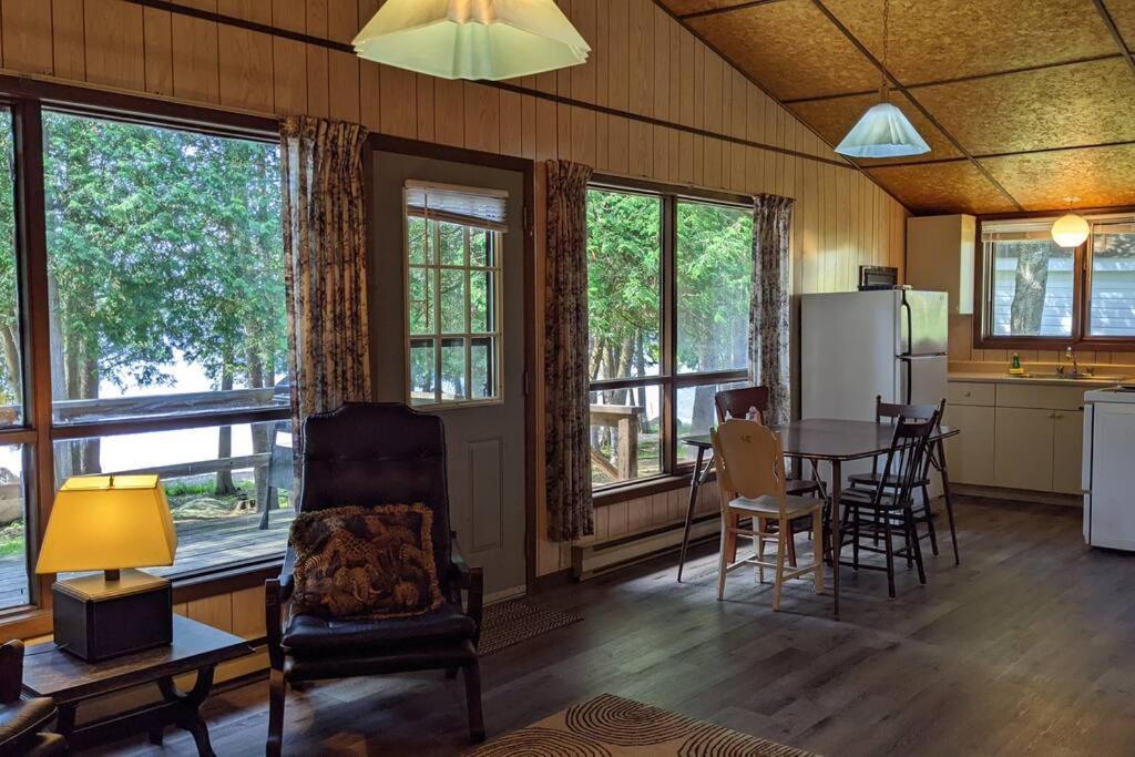 Outstanding Beachfront Cedars Cottage on Wolfe Lake
