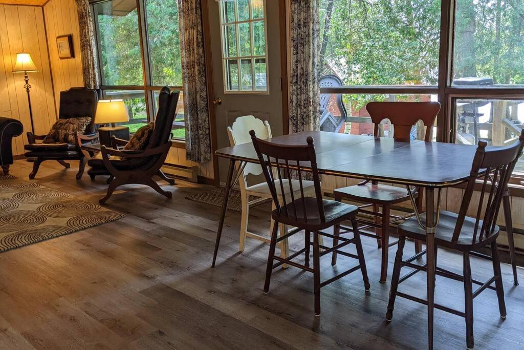 Outstanding Beachfront Cedars Cottage on Wolfe Lake
