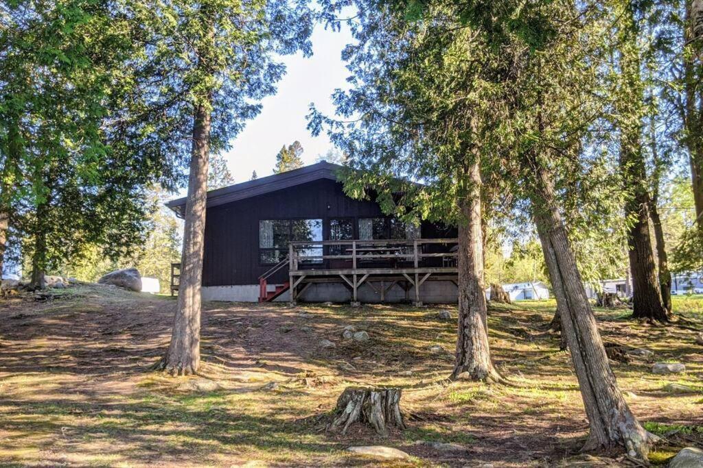 Outstanding Beachfront Cedars Cottage on Wolfe Lake