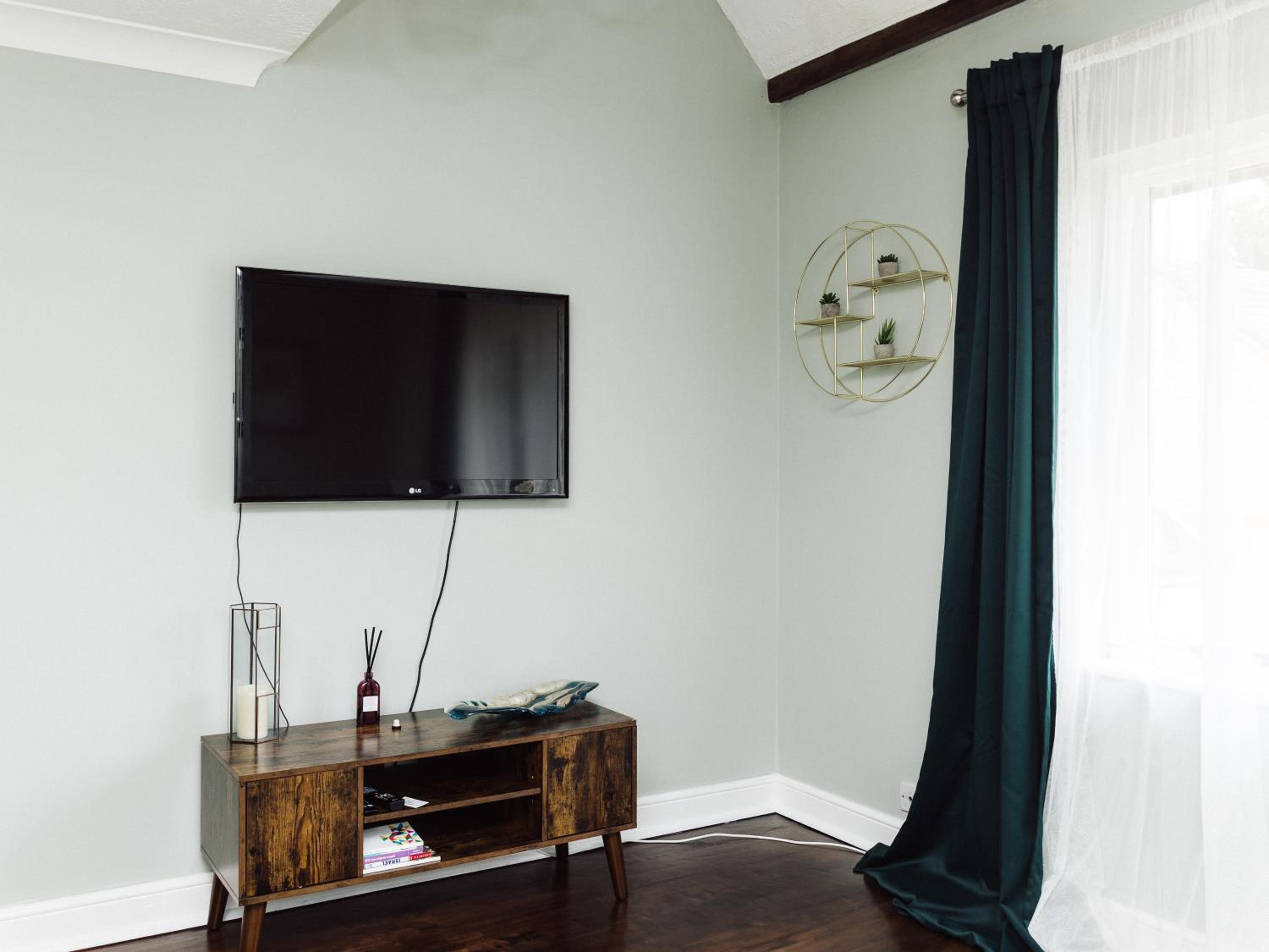 Beautiful apartment in Guildford with parking view 5