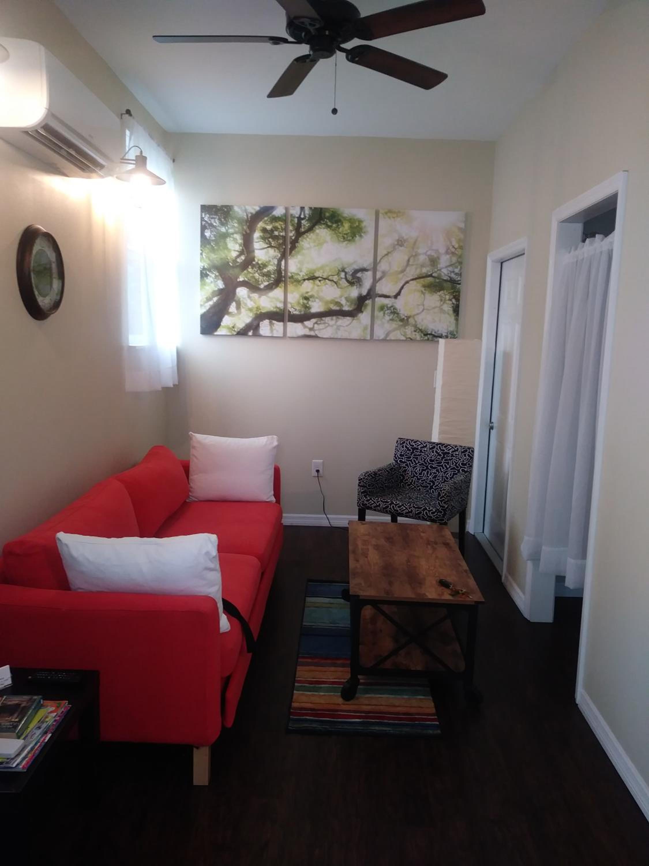 Cozy House Addition Welcomes All Travelers. view 2