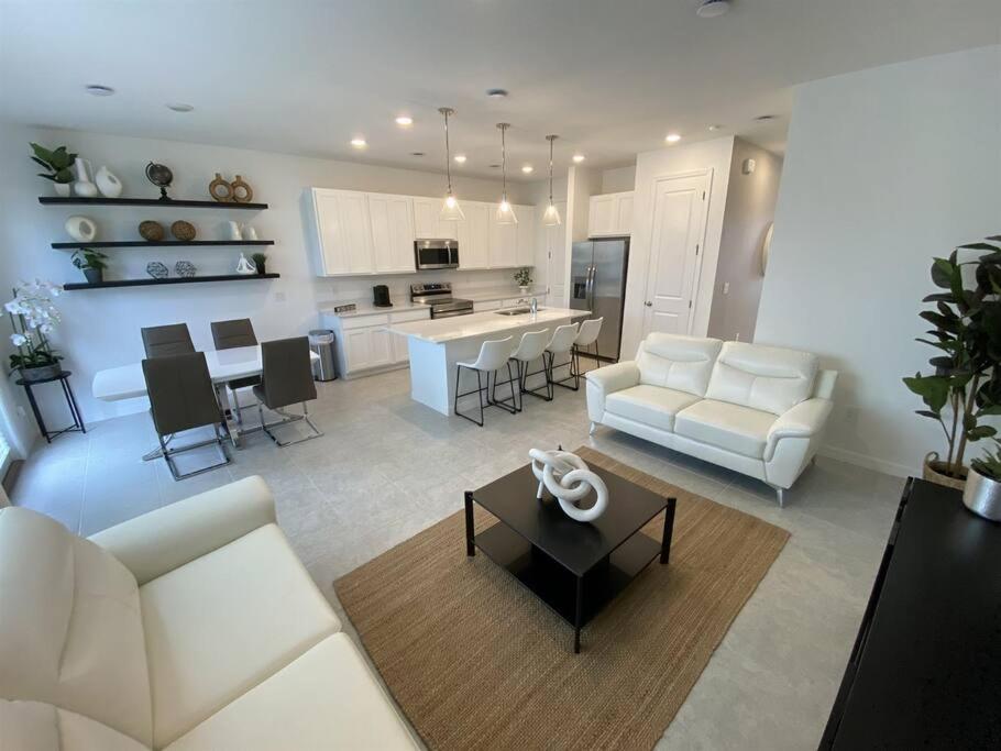 Modern and Sparkling New 3Bd Townhome, 20 Min to Disney view 3