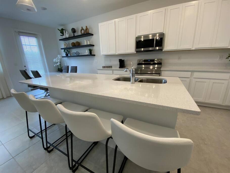 Modern and Sparkling New 3Bd Townhome, 20 Min to Disney view 5