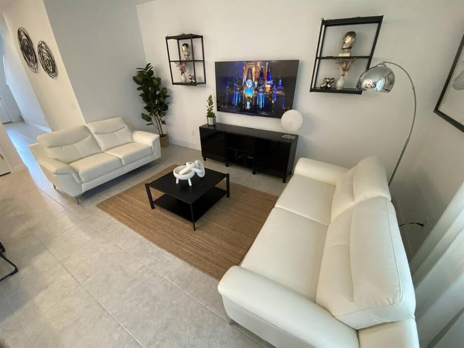 Modern and Sparkling New 3Bd Townhome, 20 Min to Disney view 4