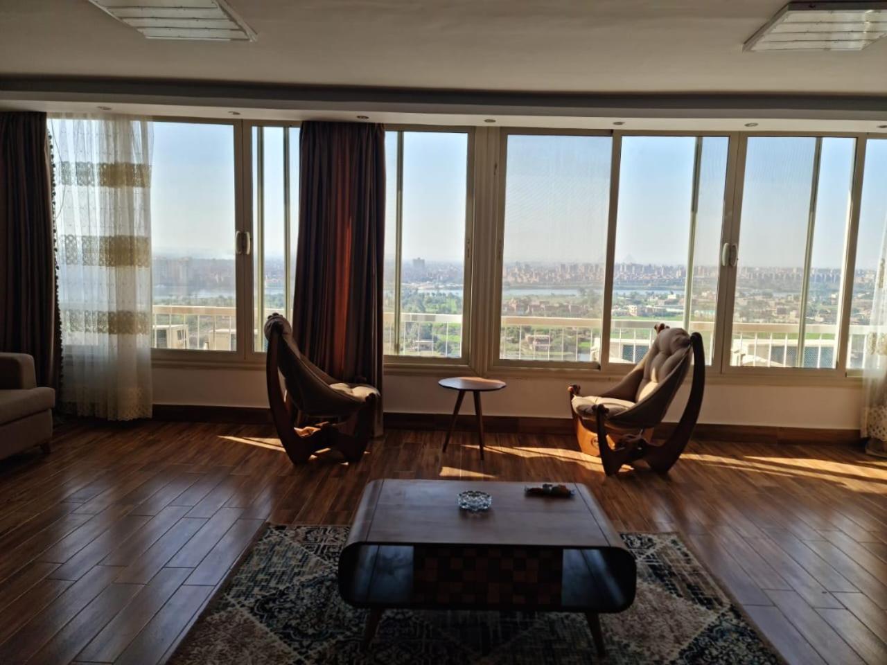 5 star apartment show the Nile and the pyramids