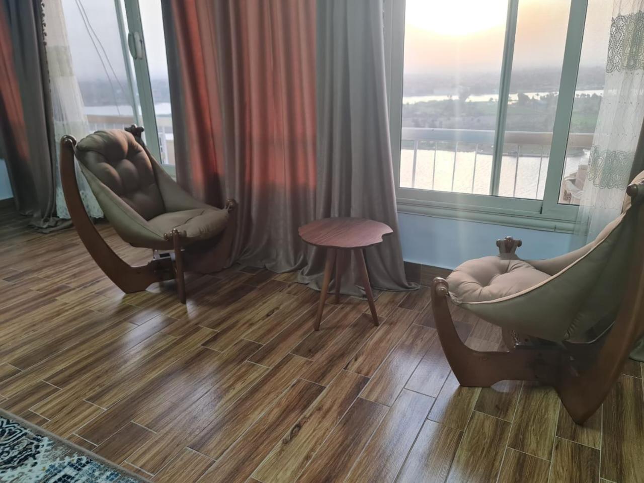 5 star apartment show the Nile and the pyramids
