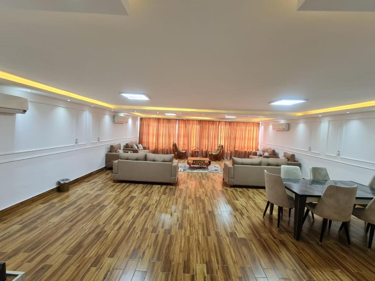 5 star apartment show the Nile and the pyramids