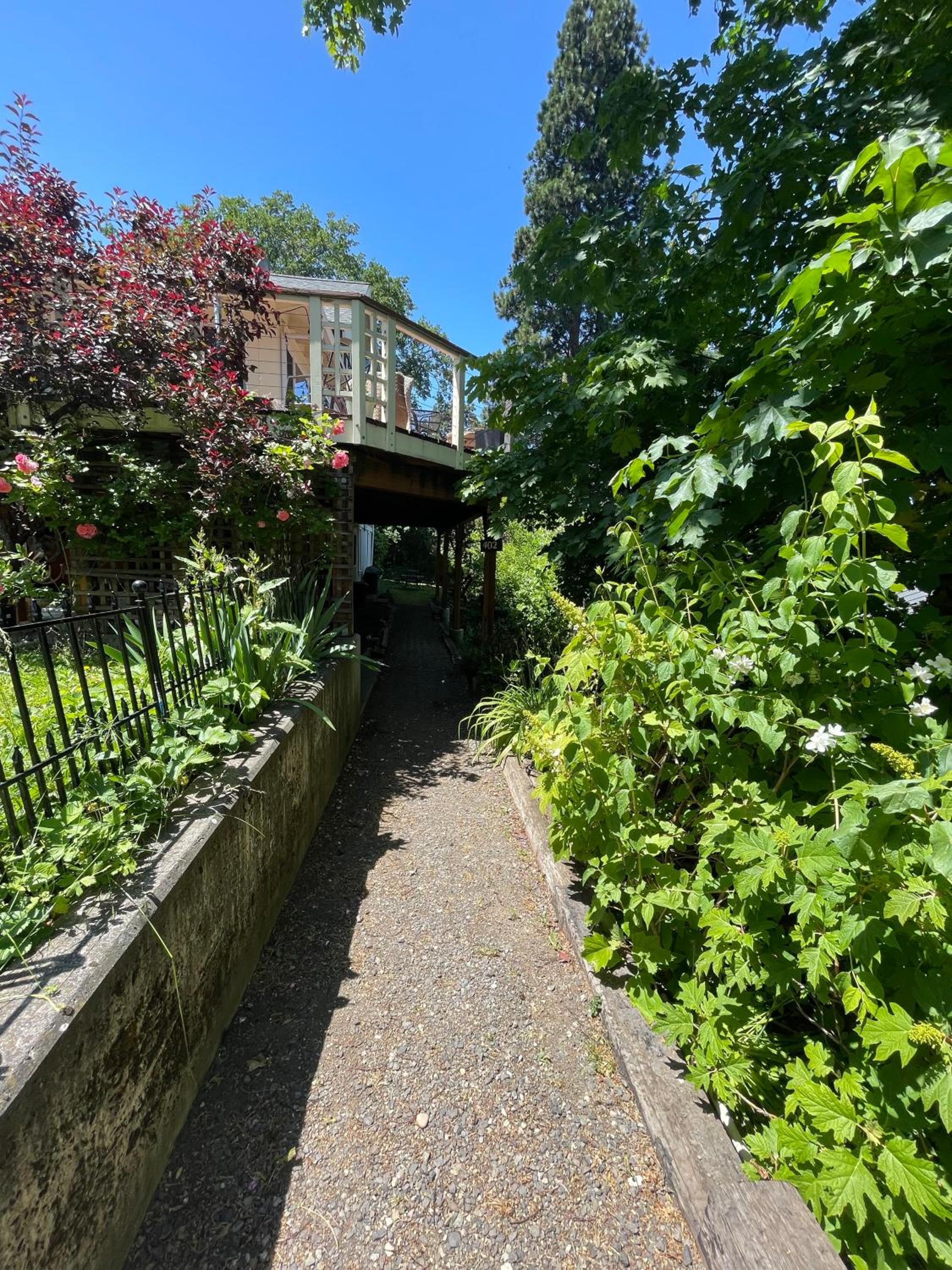 Roomy Hideaway Walking Distance to Downtown Hood River view 3