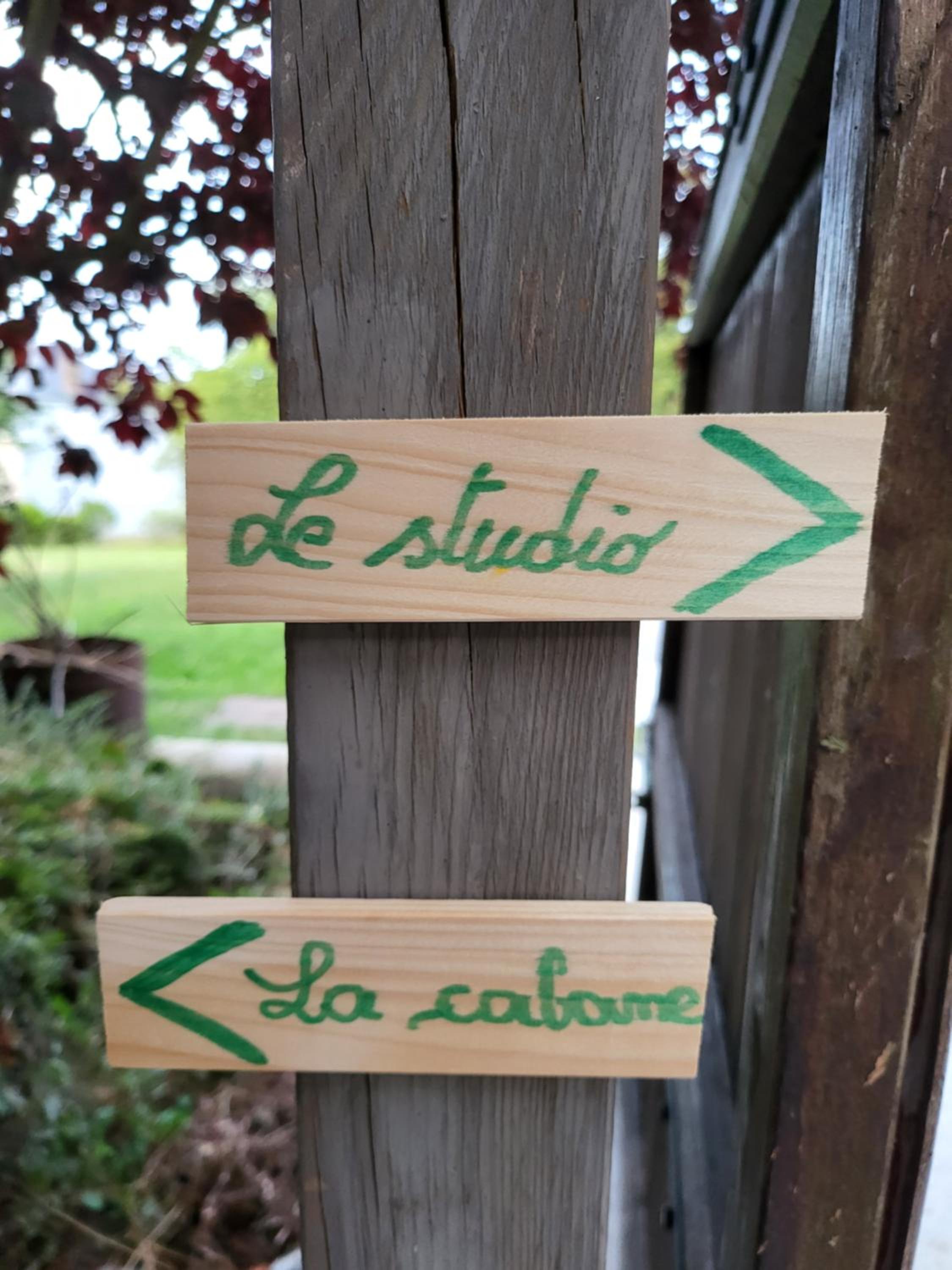 A la salle de jeux et son jardin autour de la cabane verte