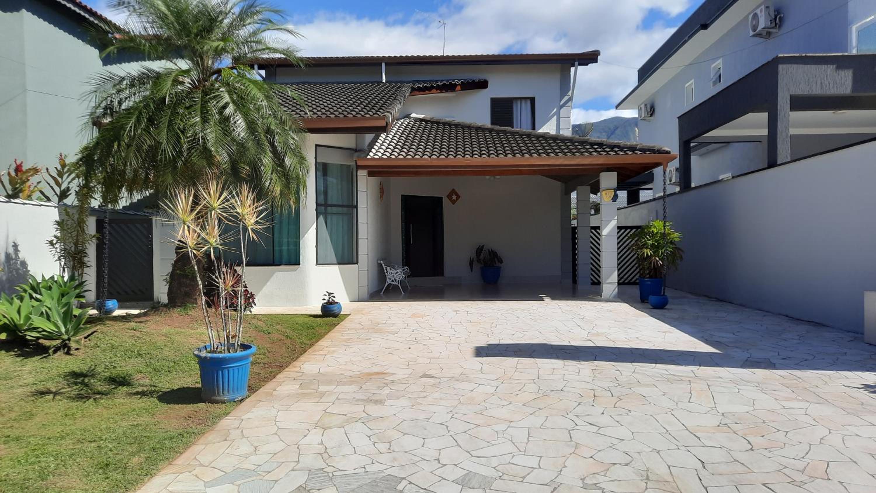 Lindo Sobrado com Piscina em Condomínio Fechado