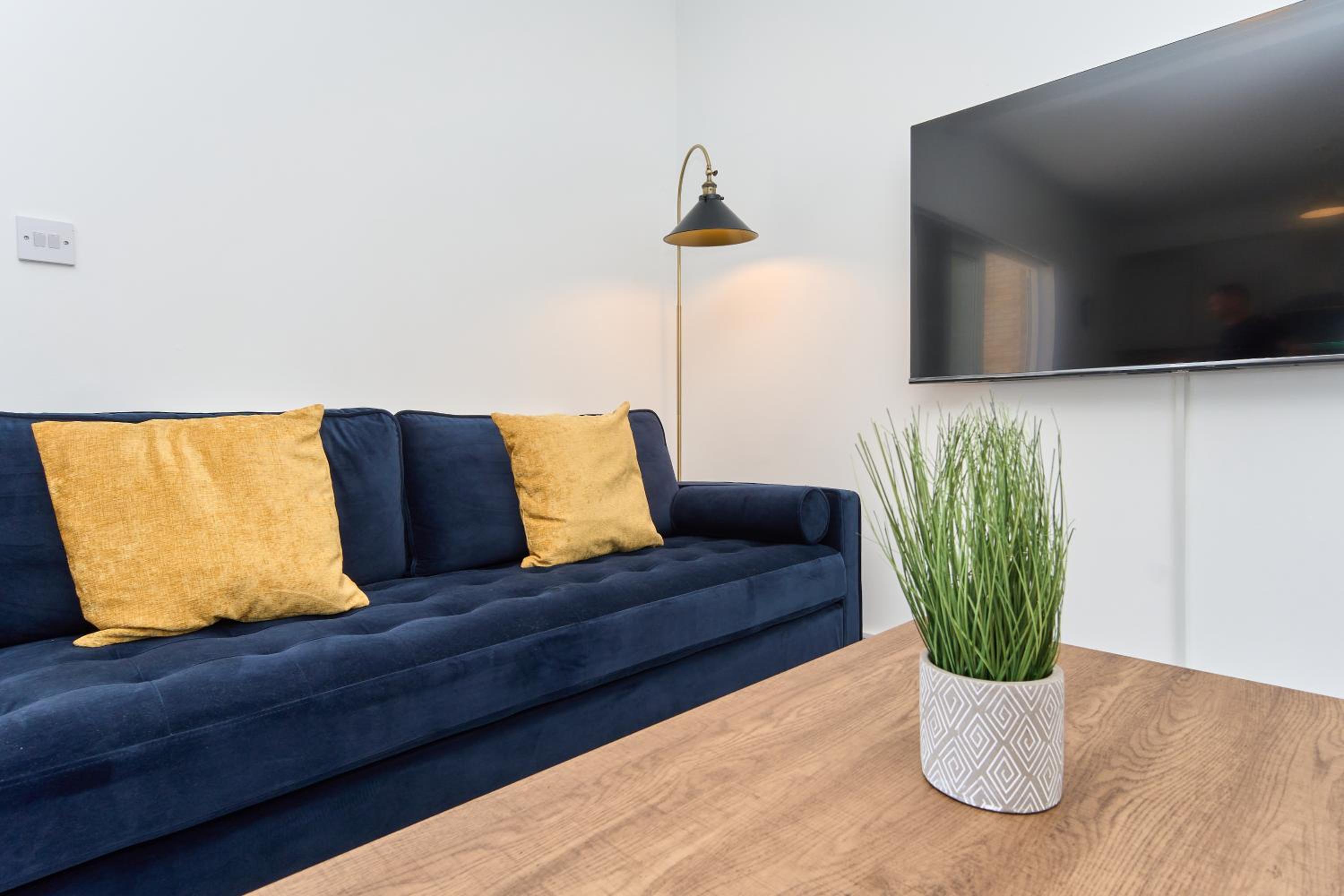 Meadow View - A Beautiful 3 Bed Apt With Stunning Countryside Views & Parking - Close To Ventnor, Shanklin & Sandown - 5 mins To Beach - Ideal For Friends, view 5
