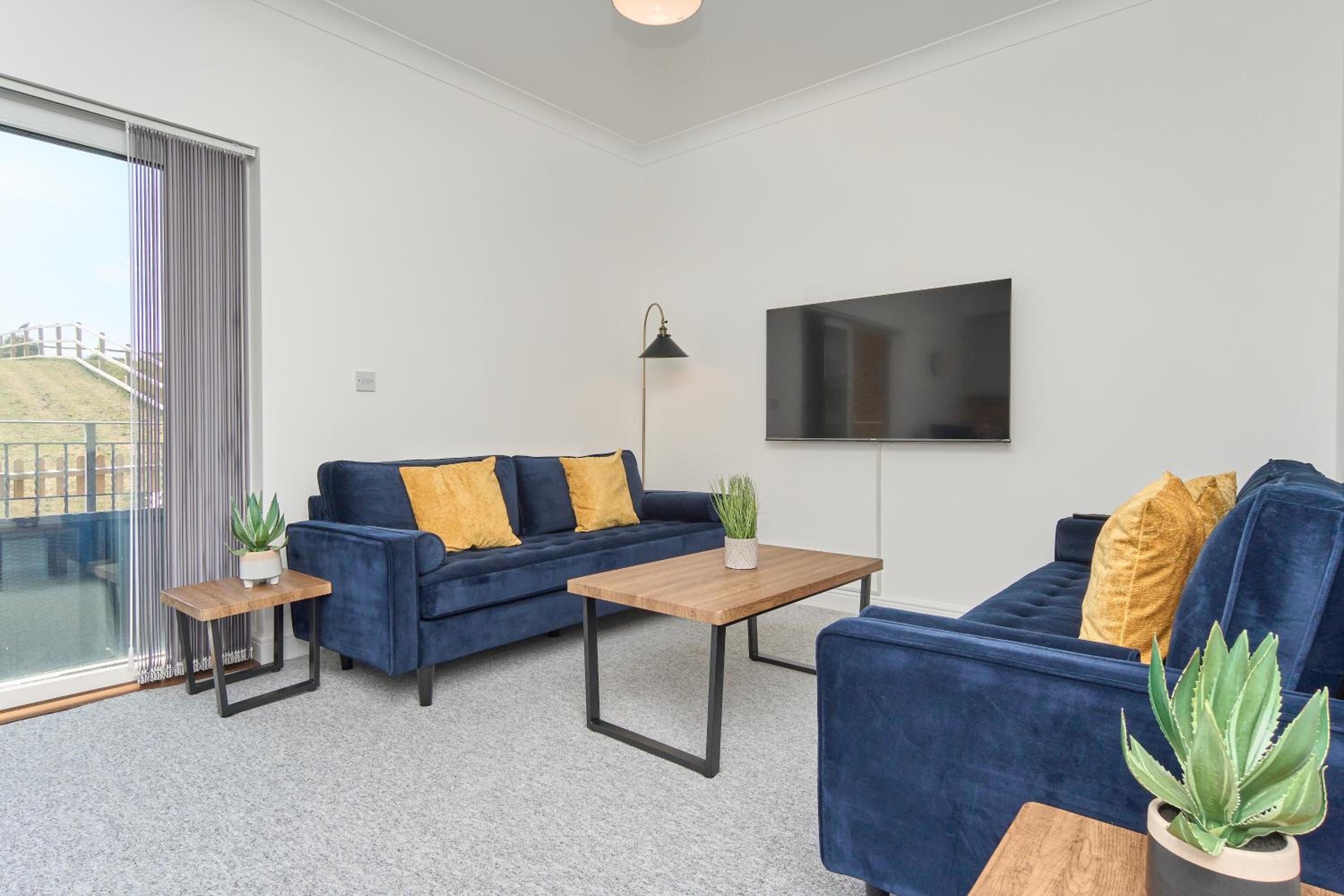 Meadow View - A Beautiful 3 Bed Apt With Stunning Countryside Views & Parking - Close To Ventnor, Shanklin & Sandown - 5 mins To Beach - Ideal For Friends, view 3
