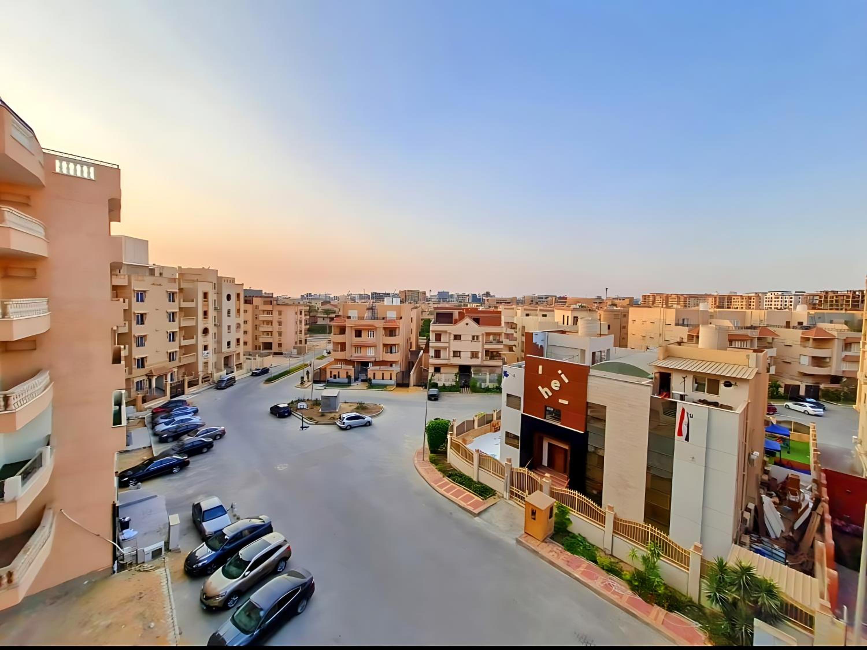 Complex Apts Near AUC And Malls