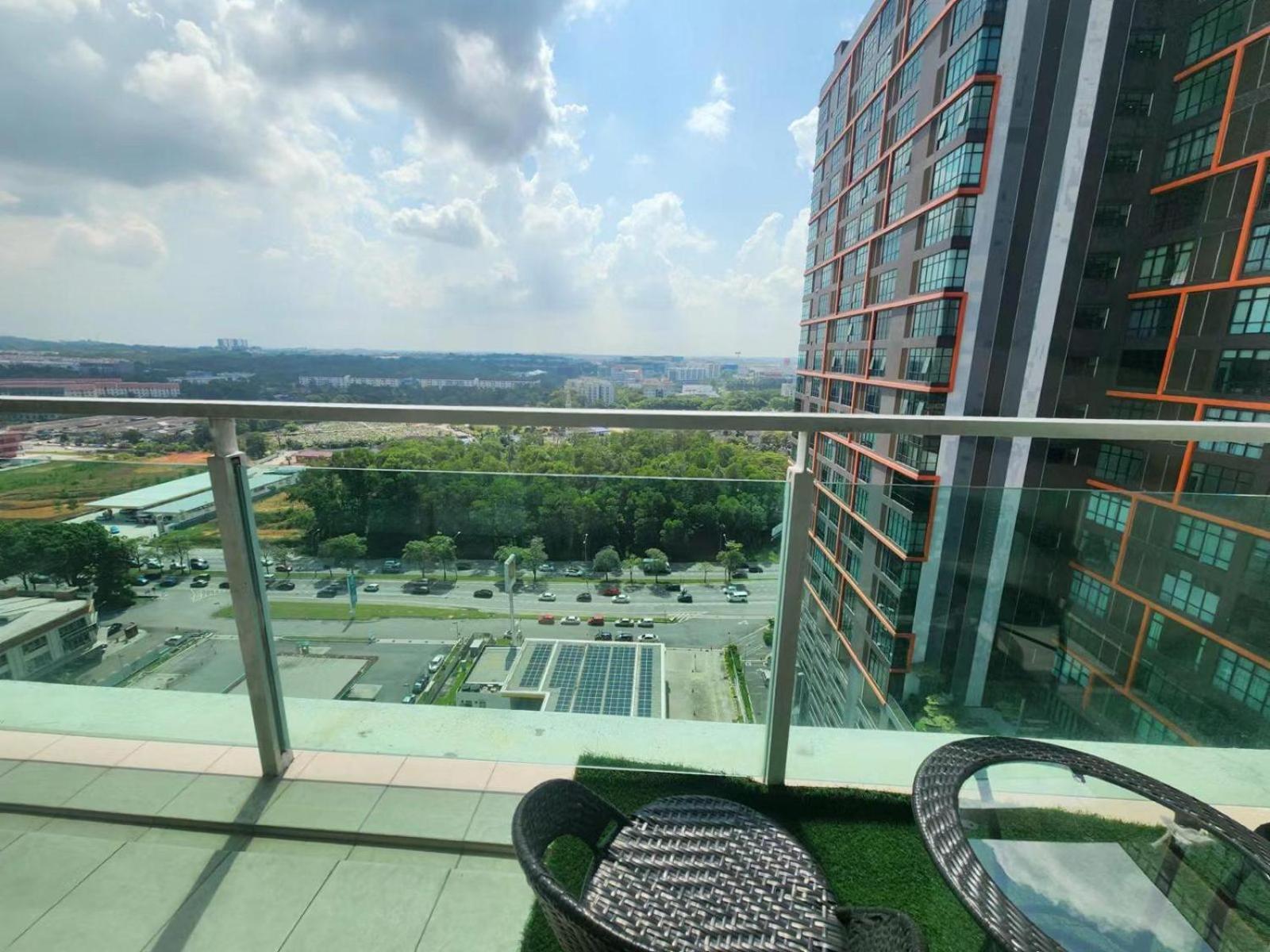17-Mount Austin Palazio high floor 2/3pax beautiful street view