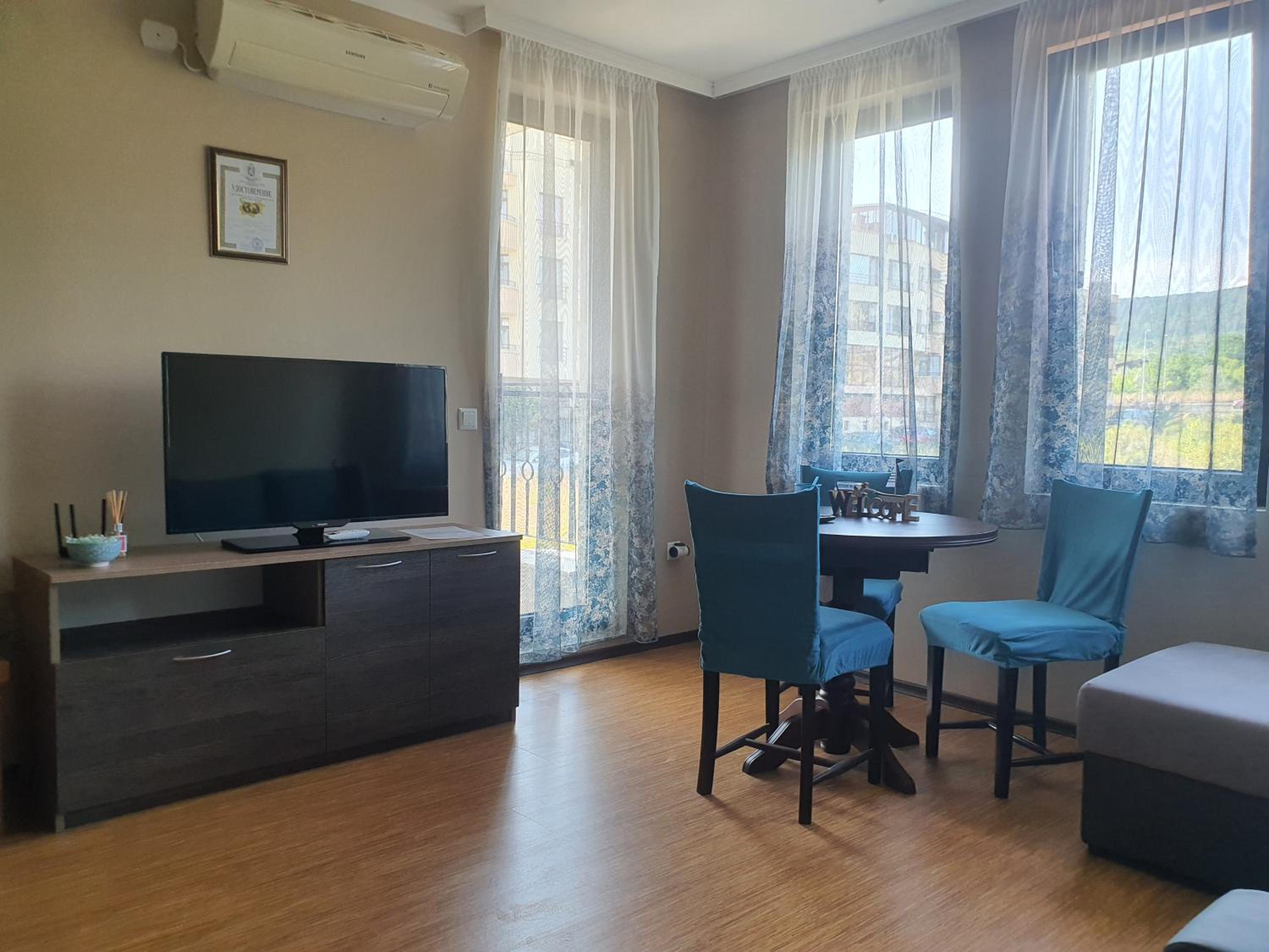 Relaxing Mountain View Apartment near the Beach