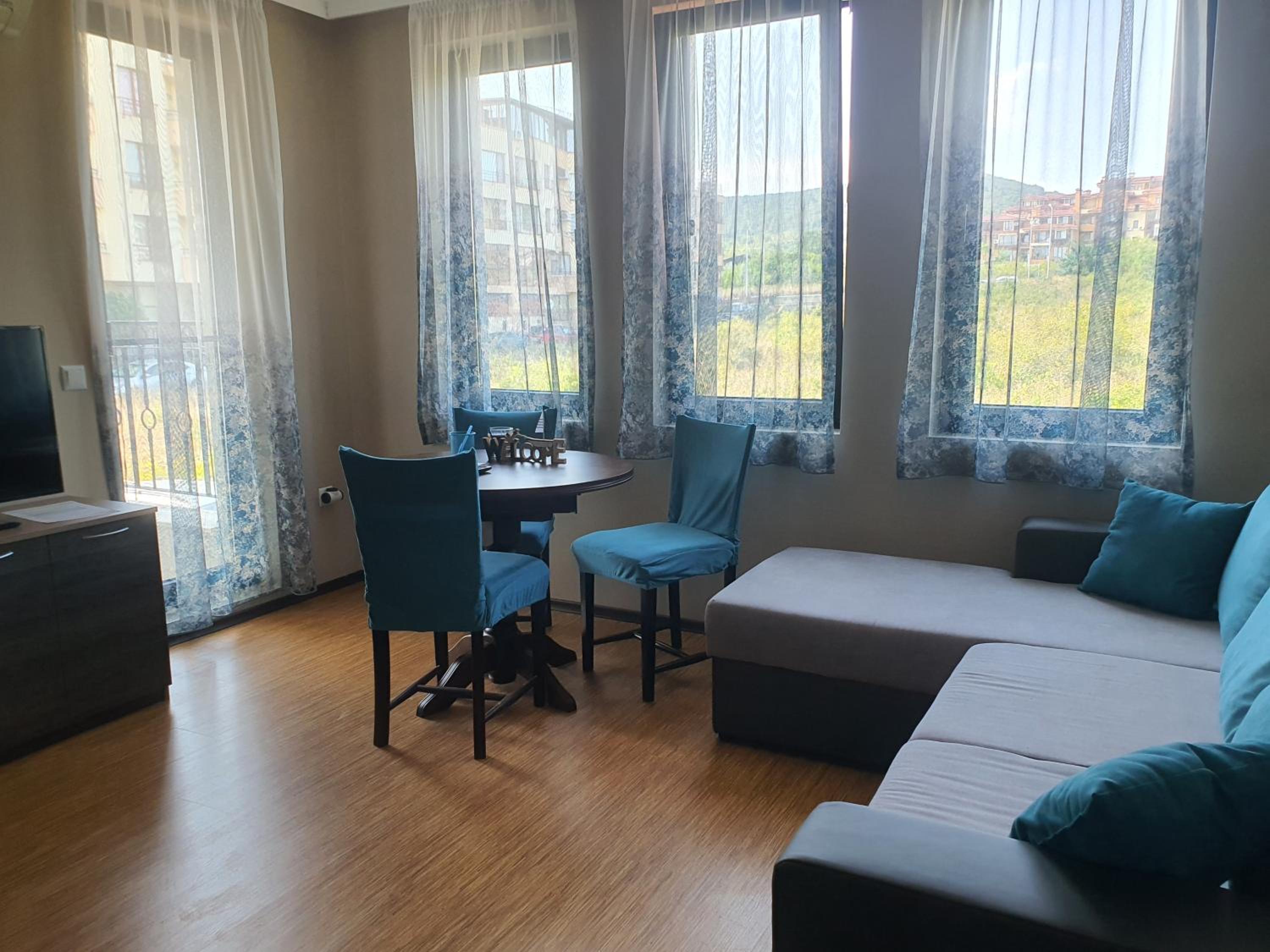 Relaxing Mountain View Apartment near the Beach