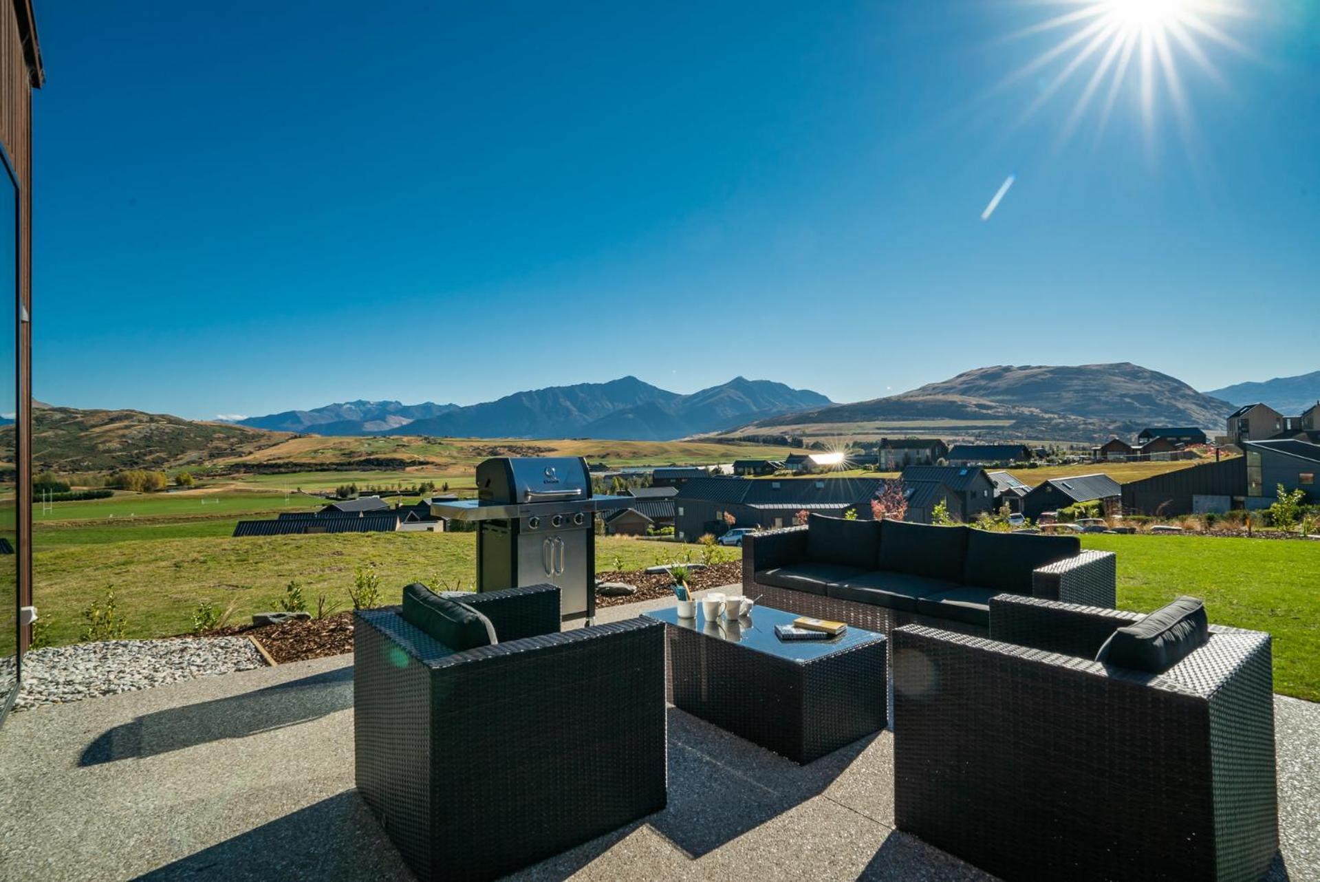 A Remarkable Stay - Jack's Point Holiday Home view 2