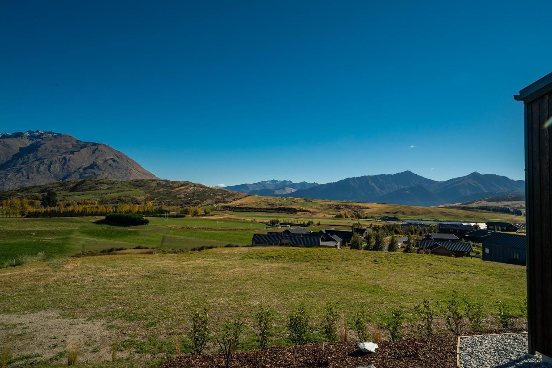 A Remarkable Stay - Jack's Point Holiday Home view 3