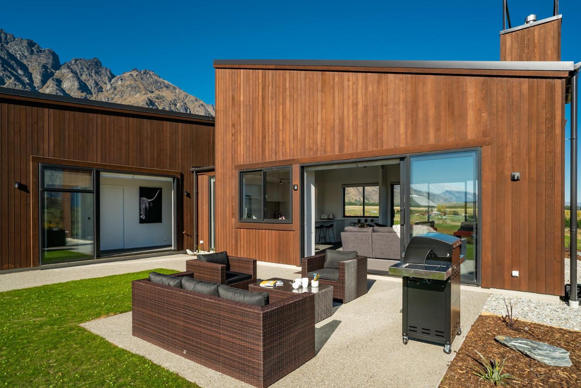 A Remarkable Stay - Jack's Point Holiday Home view 4
