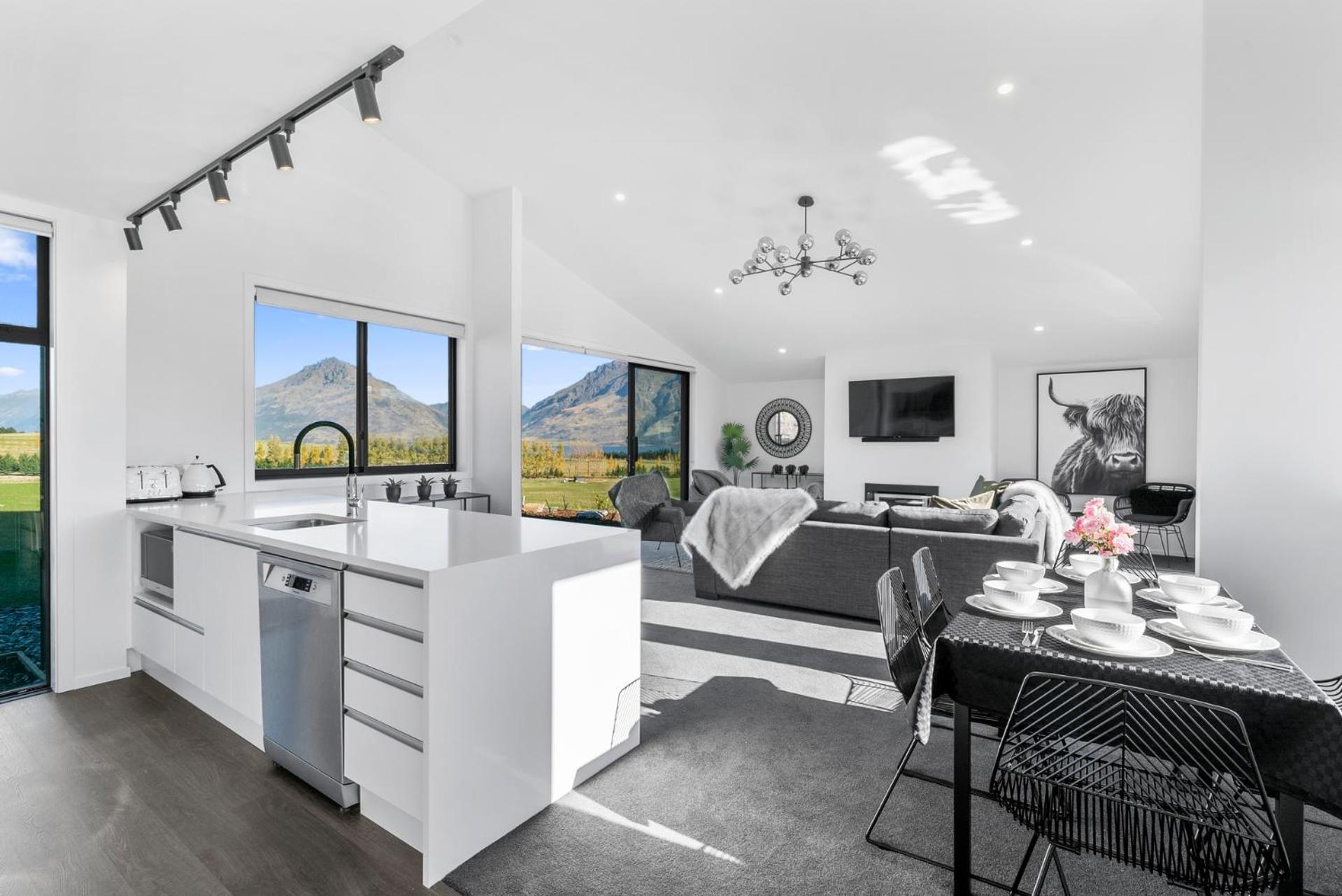 A Remarkable Stay - Jack's Point Holiday Home view 5