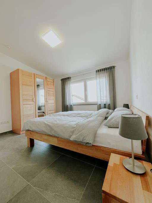 Apartment 100 qm im Weindorf - Balkon/Garage