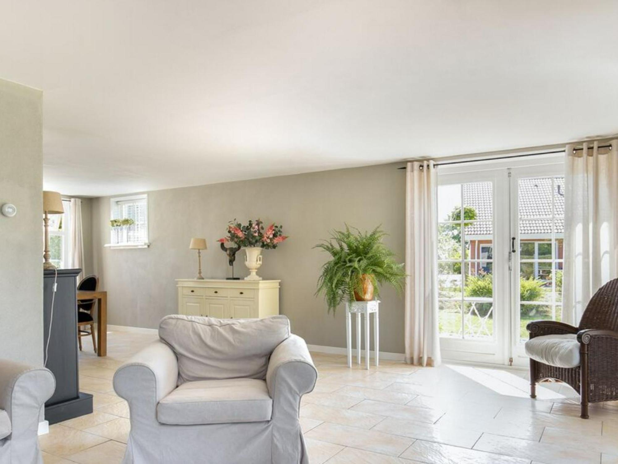 Gemütliches Ferienhaus mit beheiztem Pool, Garten und überdachter Terrasse