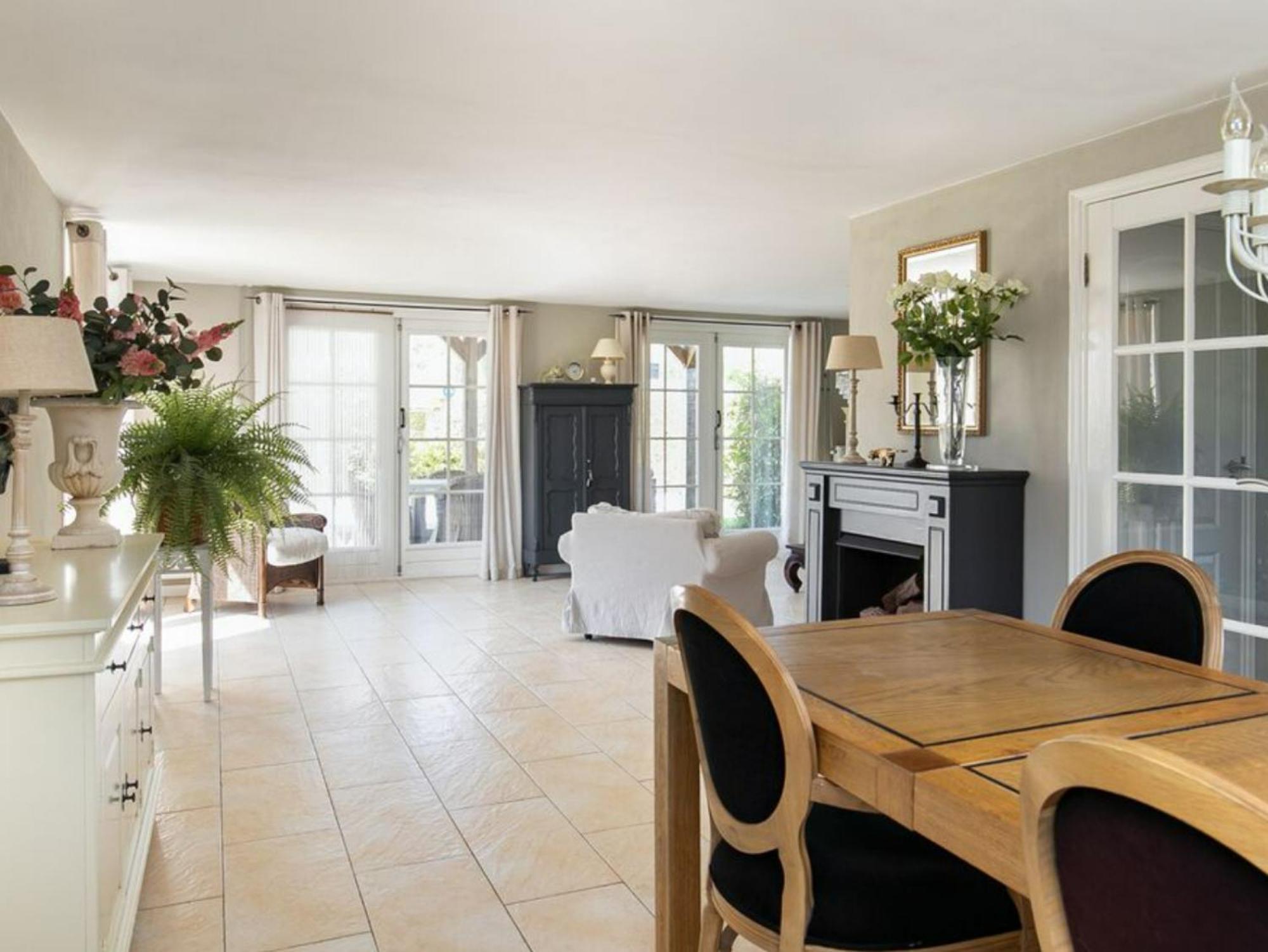 Gemütliches Ferienhaus mit beheiztem Pool, Garten und überdachter Terrasse