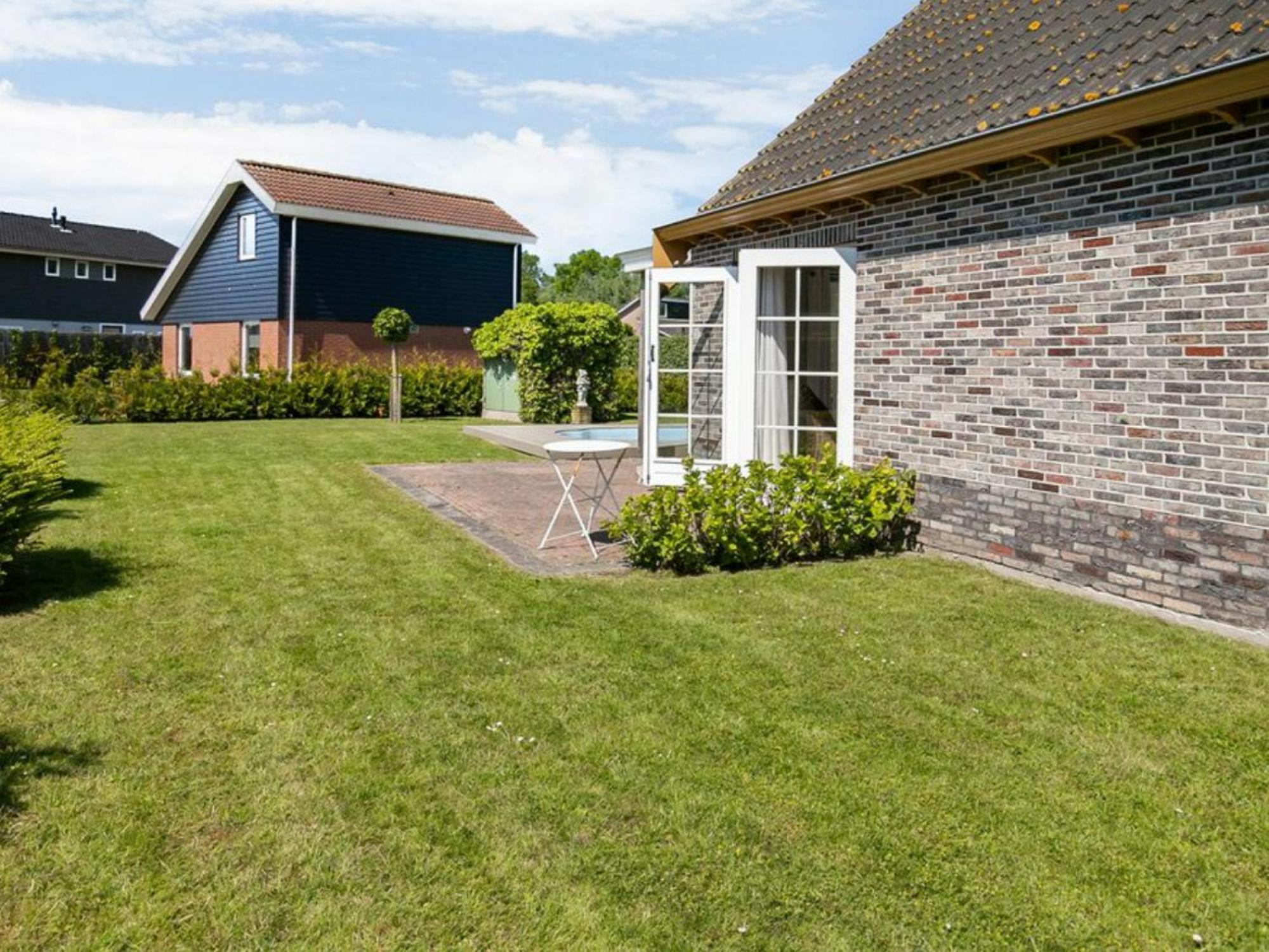 Gemütliches Ferienhaus mit beheiztem Pool, Garten und überdachter Terrasse
