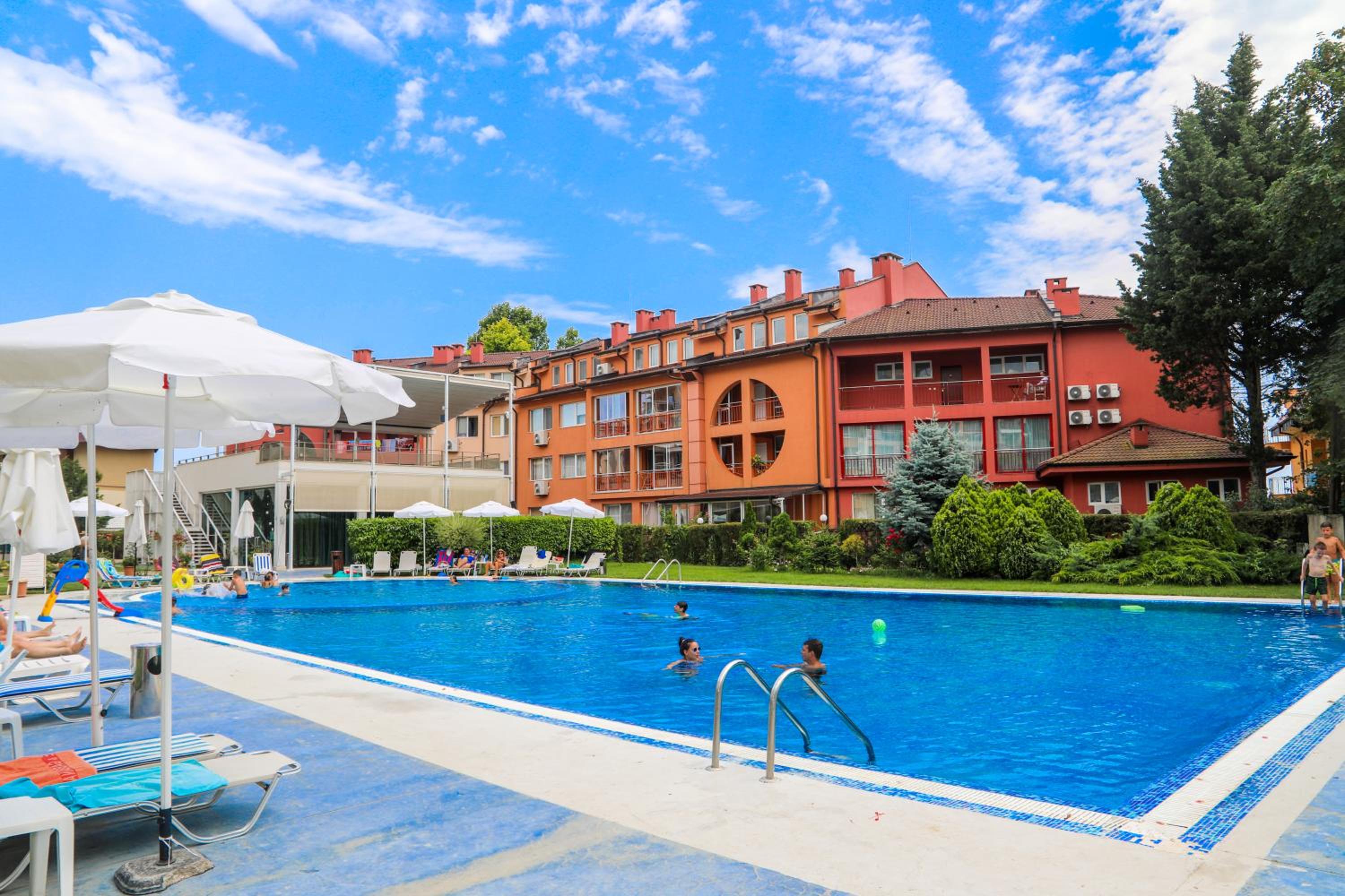 Luxury First Line apartment with pool by the sea