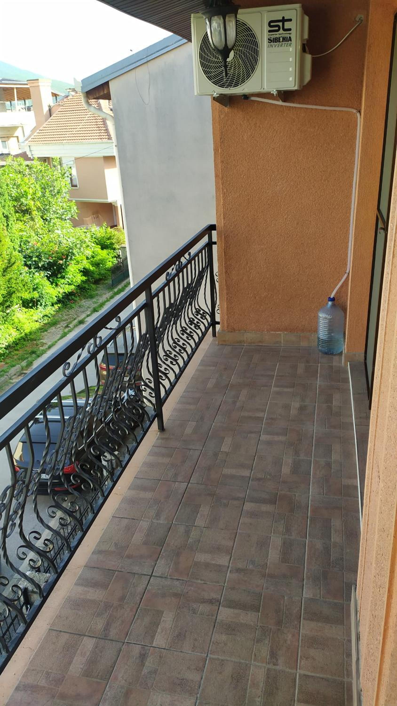Villa Koteski - Spacious Apt, Near Lake & Parking