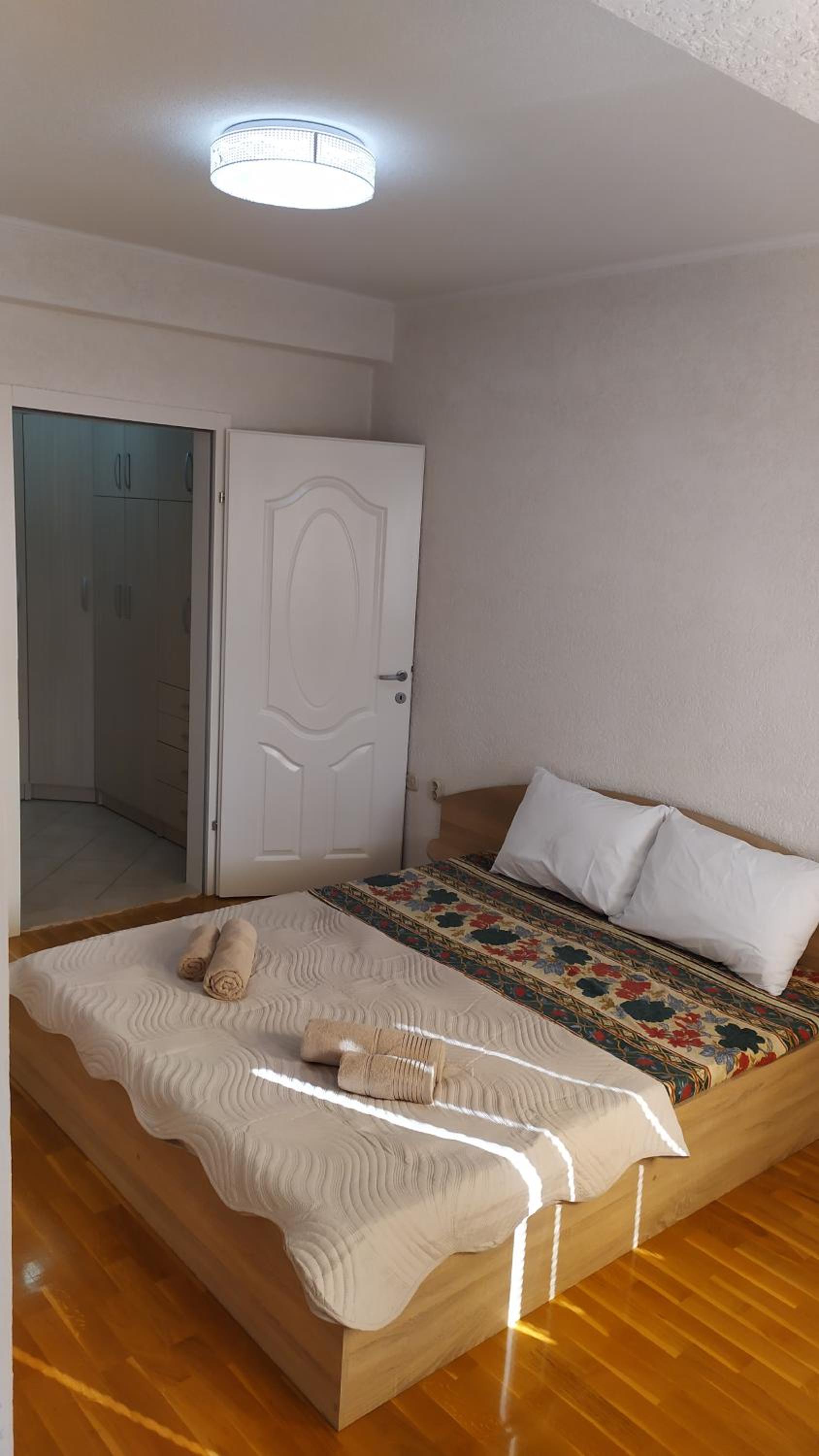 Villa Koteski - Spacious Apt, Near Lake & Parking