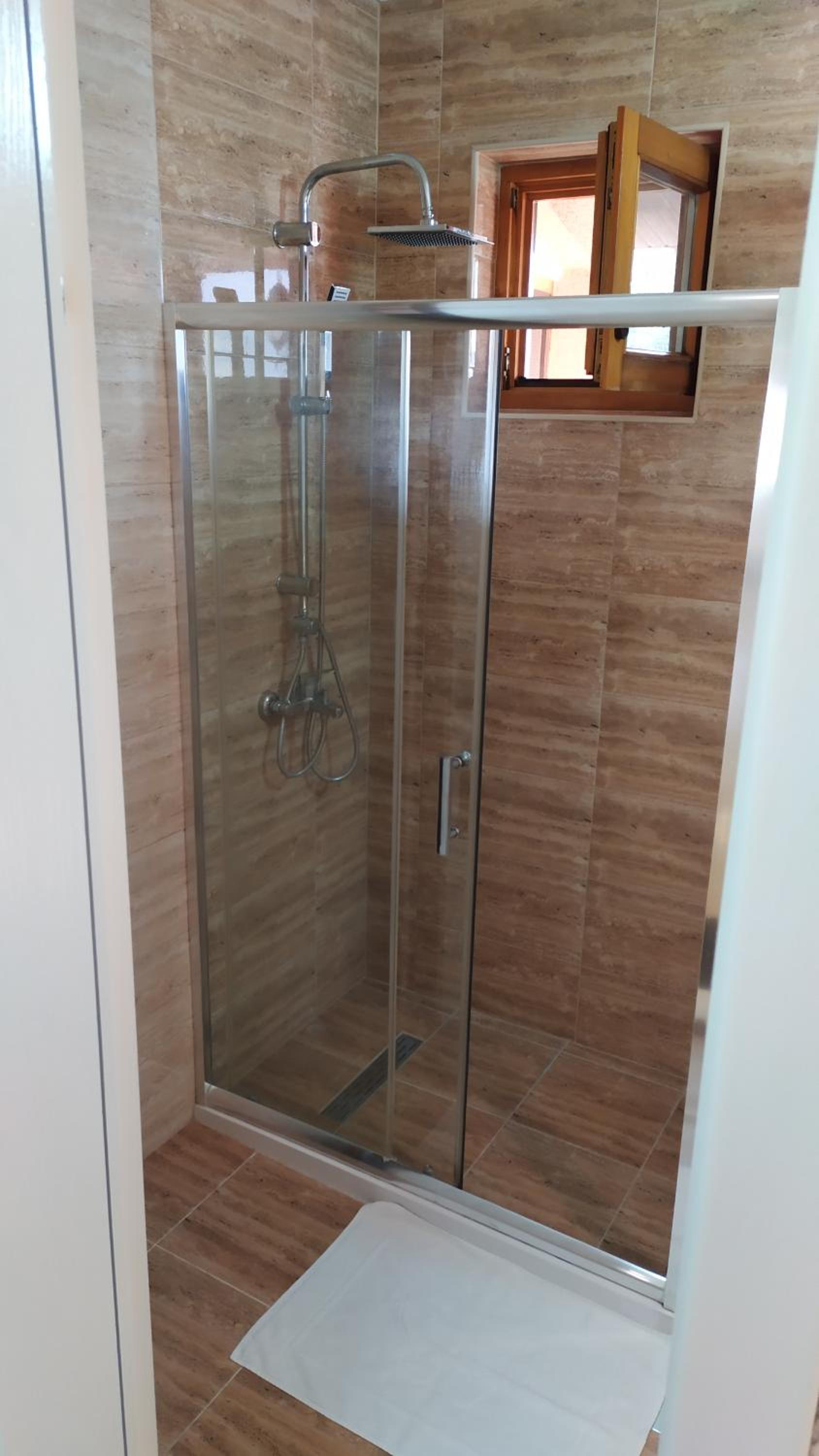 Villa Koteski - Spacious Apt, Near Lake & Parking