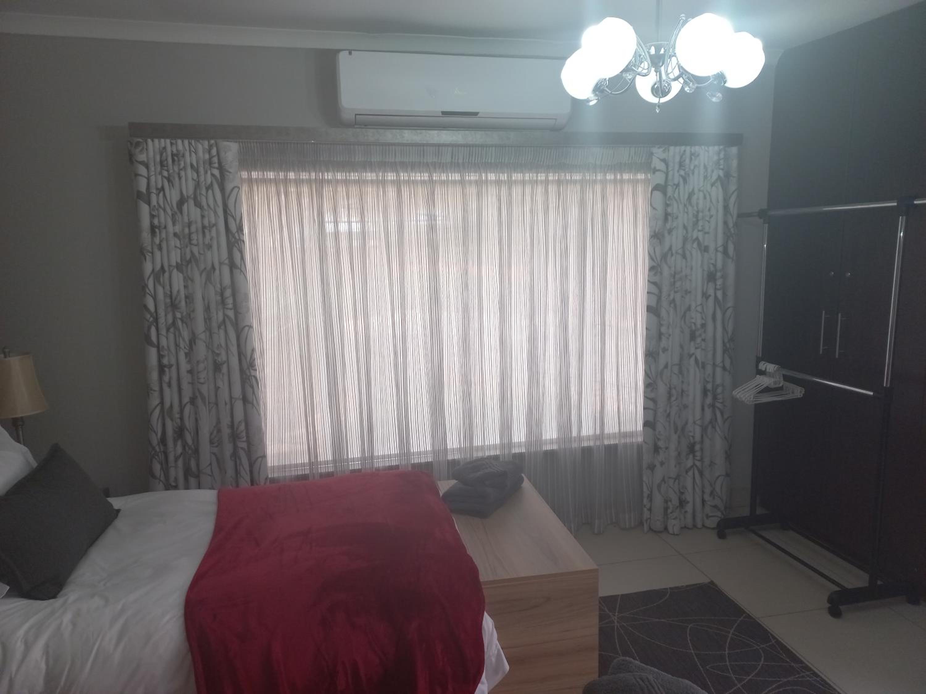 Cronin Luxury Accomodation Room 3 view 3