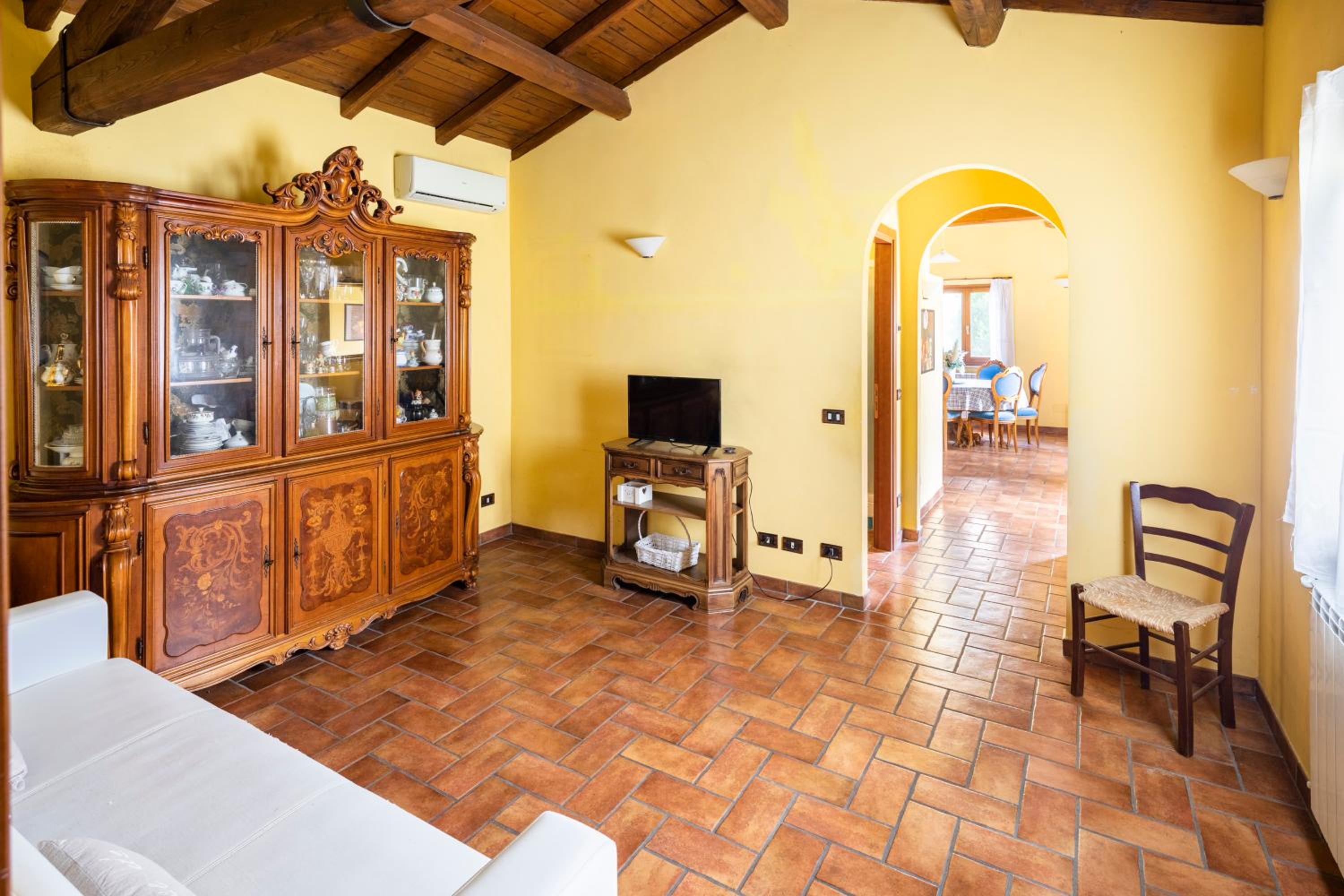 Villa with Large Garden and Free Parking