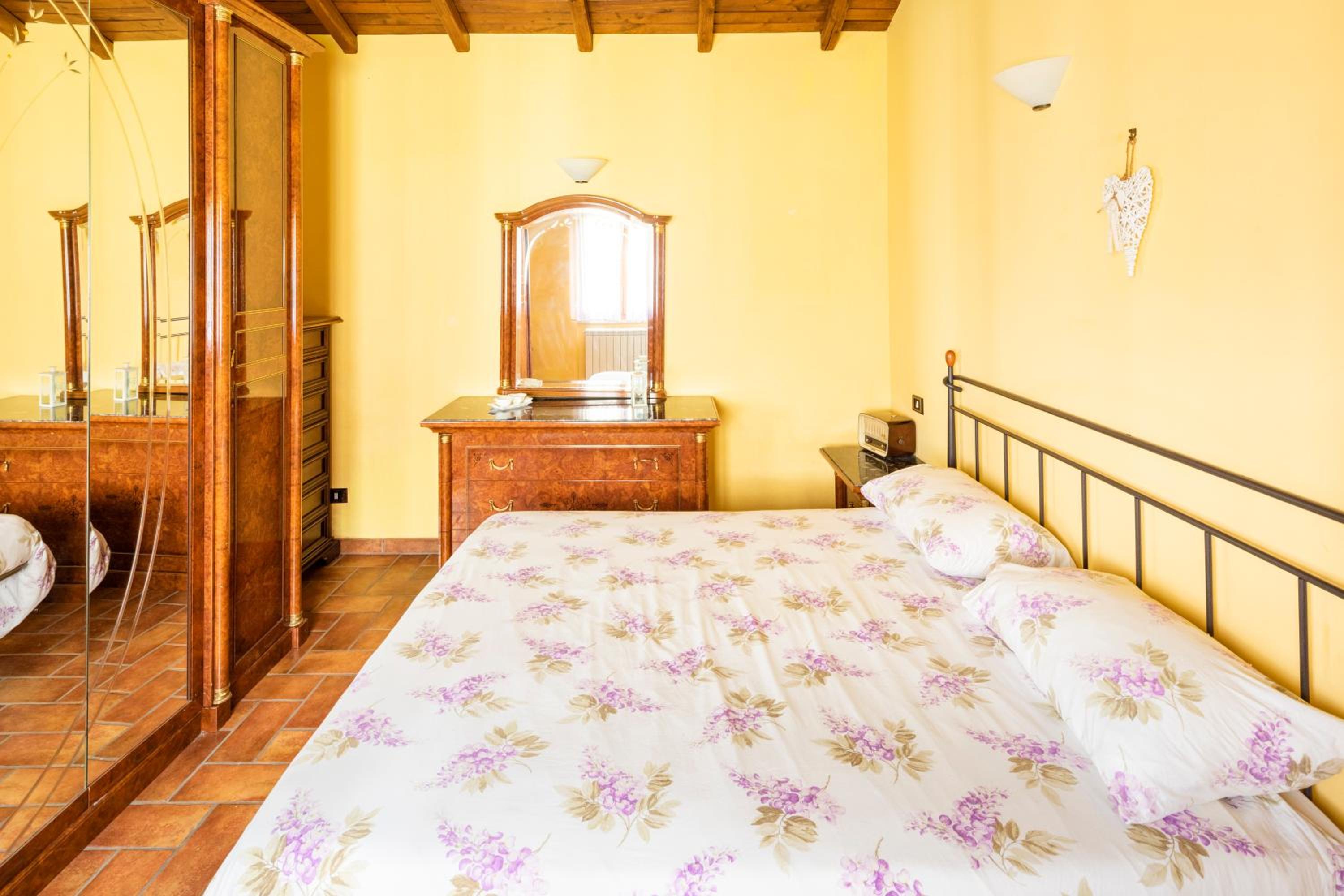 Villa with Large Garden and Free Parking